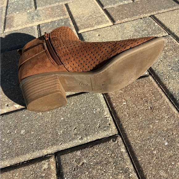 Universal Thread Ankle Boots Women’s 6.5 Brown Perforated Zip Low Heel Booties - Picture 13 of 15